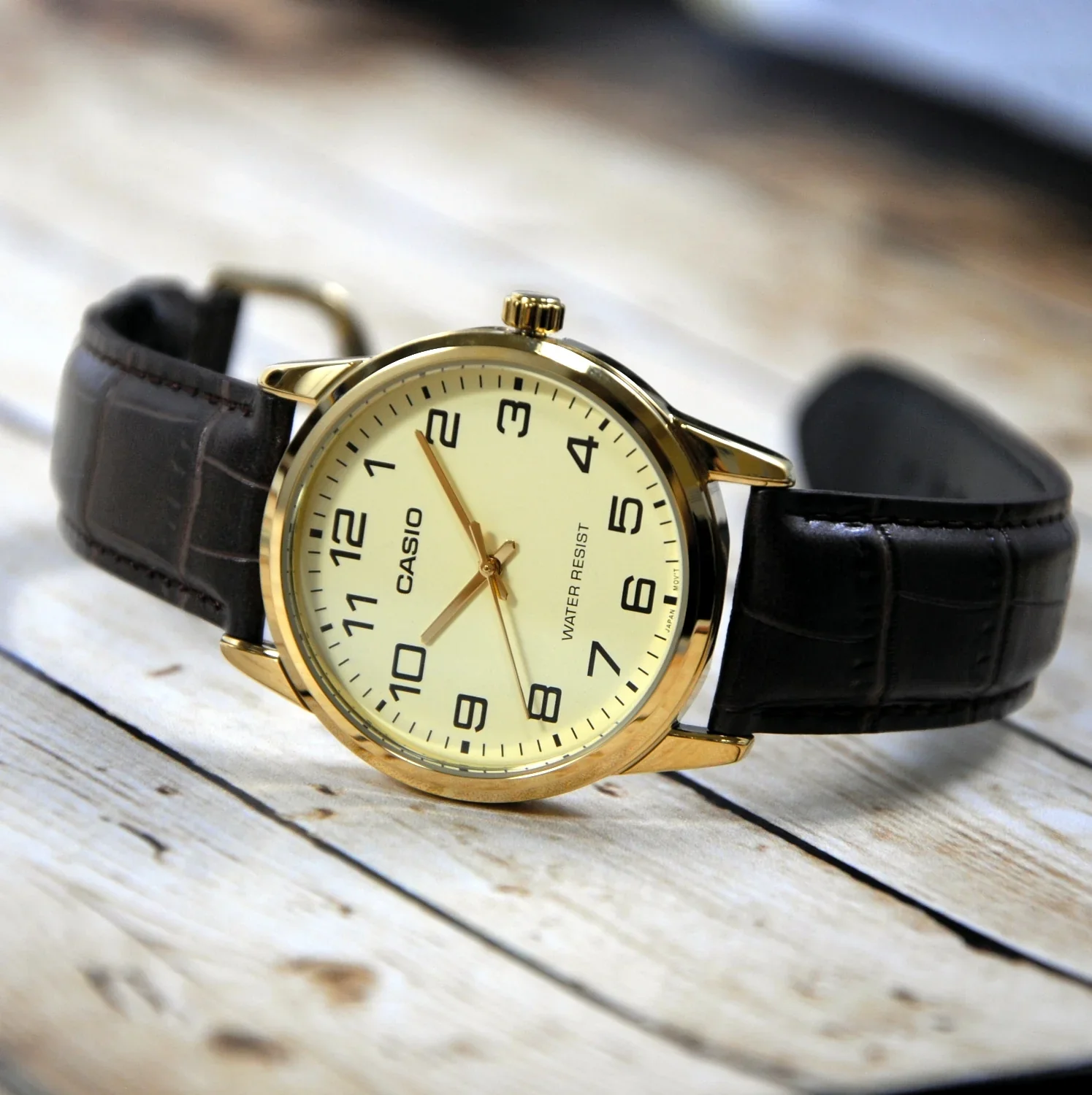 Zegarek męski Casio MTP-V001GL-9 na brązowym pasku, złota tarcza - zdjęcie 3 Zegarek męski Casio MTP-V001GL-9 na brązowym pasku, złota tarcza - zdjęcie 3