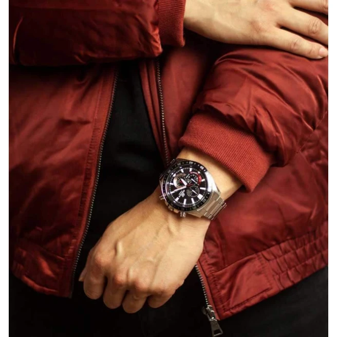 Wodoszczelny zegarek męski marki Casio na srebrnej bransolecie. Srebrne wskazówki i indeksy pokryte warstwą Neobrite, świecącą w ciemności. Czarna tarcza z chronografami i datownikiem. Koperta zegarka w rozmiarze 49 mm.