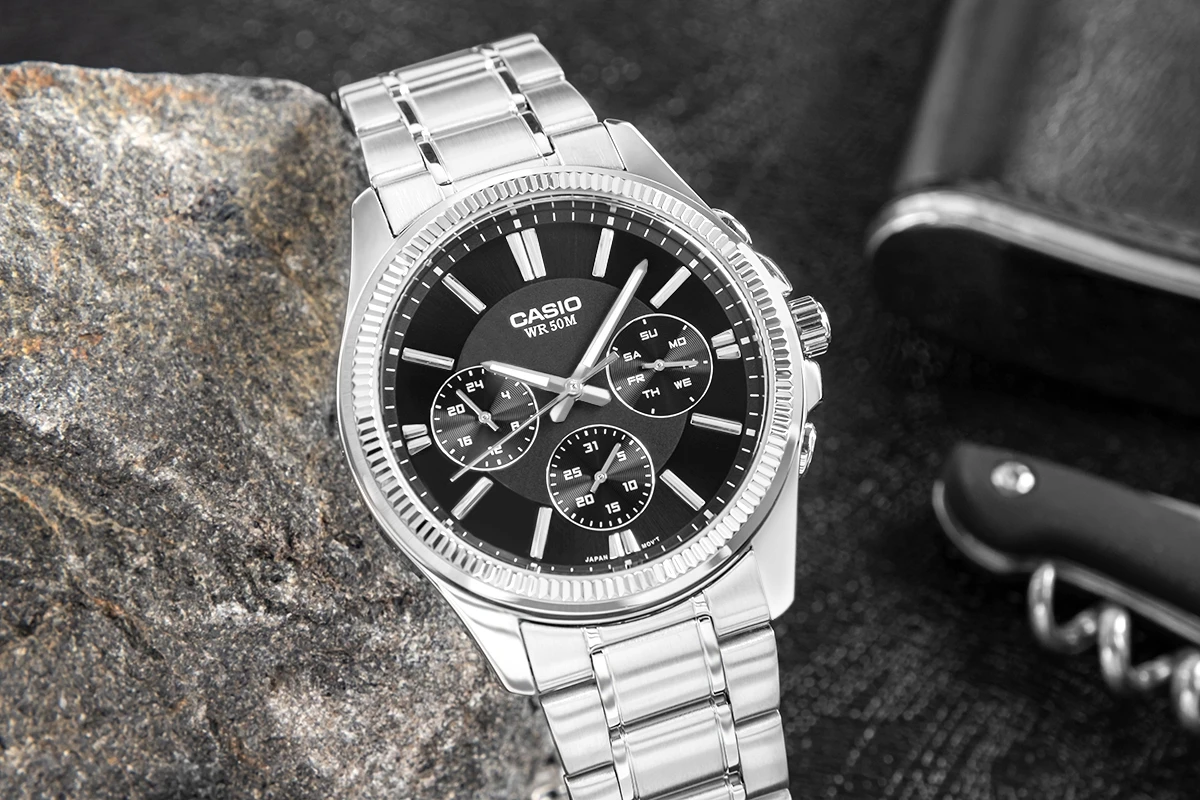 Zegarek męski Casio MTP-1375D-1AVDF na srebrnej bransolecie, czarna tarcza - zdjęcie 5 Zegarek męski Casio MTP-1375D-1AVDF na srebrnej bransolecie, czarna tarcza - zdjęcie 5