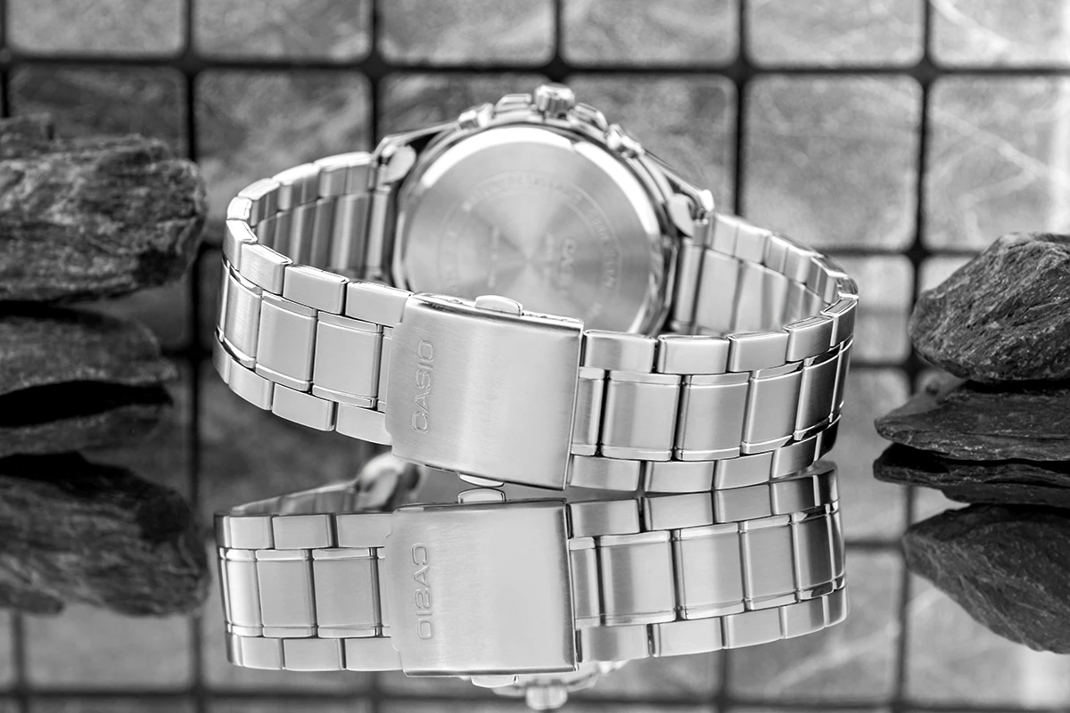 Zegarek męski Casio MTP-1375D-1AVDF na srebrnej bransolecie, czarna tarcza - zdjęcie 7 Zegarek męski Casio MTP-1375D-1AVDF na srebrnej bransolecie, czarna tarcza - zdjęcie 7
