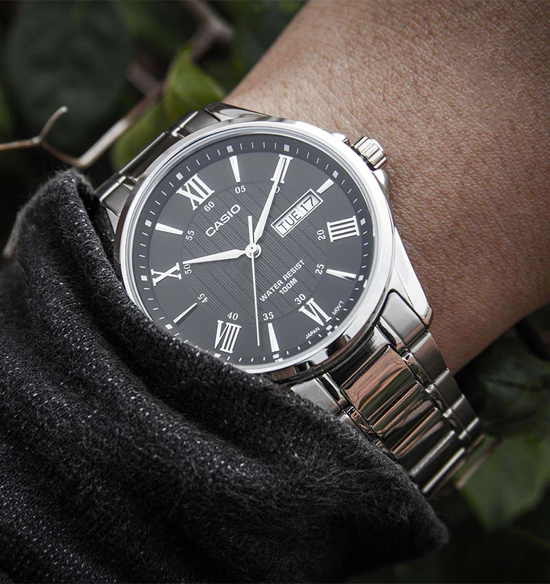 Zegarek męski Casio MTP-1384D-1AVEF na srebrnej bransolecie, czarna tarcza - zdjęcie 2 Zegarek męski Casio MTP-1384D-1AVEF na srebrnej bransolecie, czarna tarcza - zdjęcie 2
