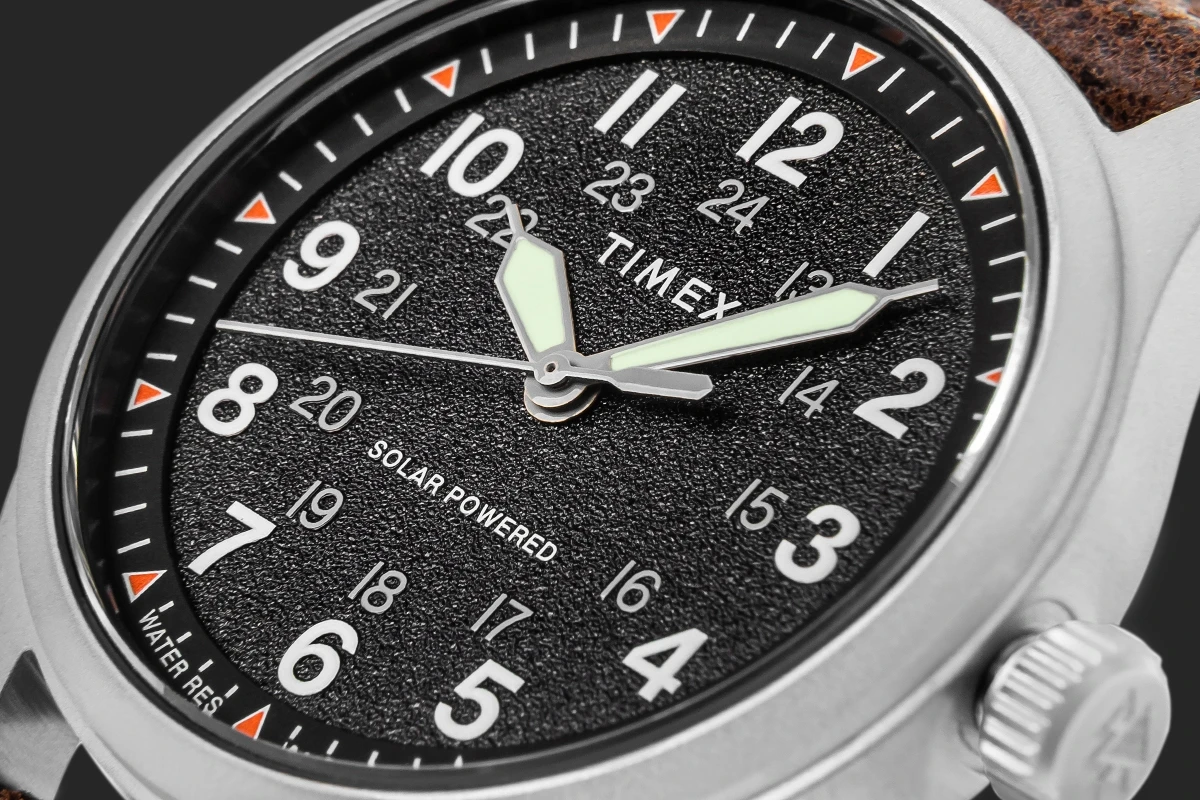 Zegarek męski Timex Expedition Field Solar TW2V64200 na pasku brązowym, czarna tarcza, WR100 - zdjęcie 4 Zegarek męski Timex Expedition Field Solar TW2V64200 na pasku brązowym, czarna tarcza, WR100 - zdjęcie 4