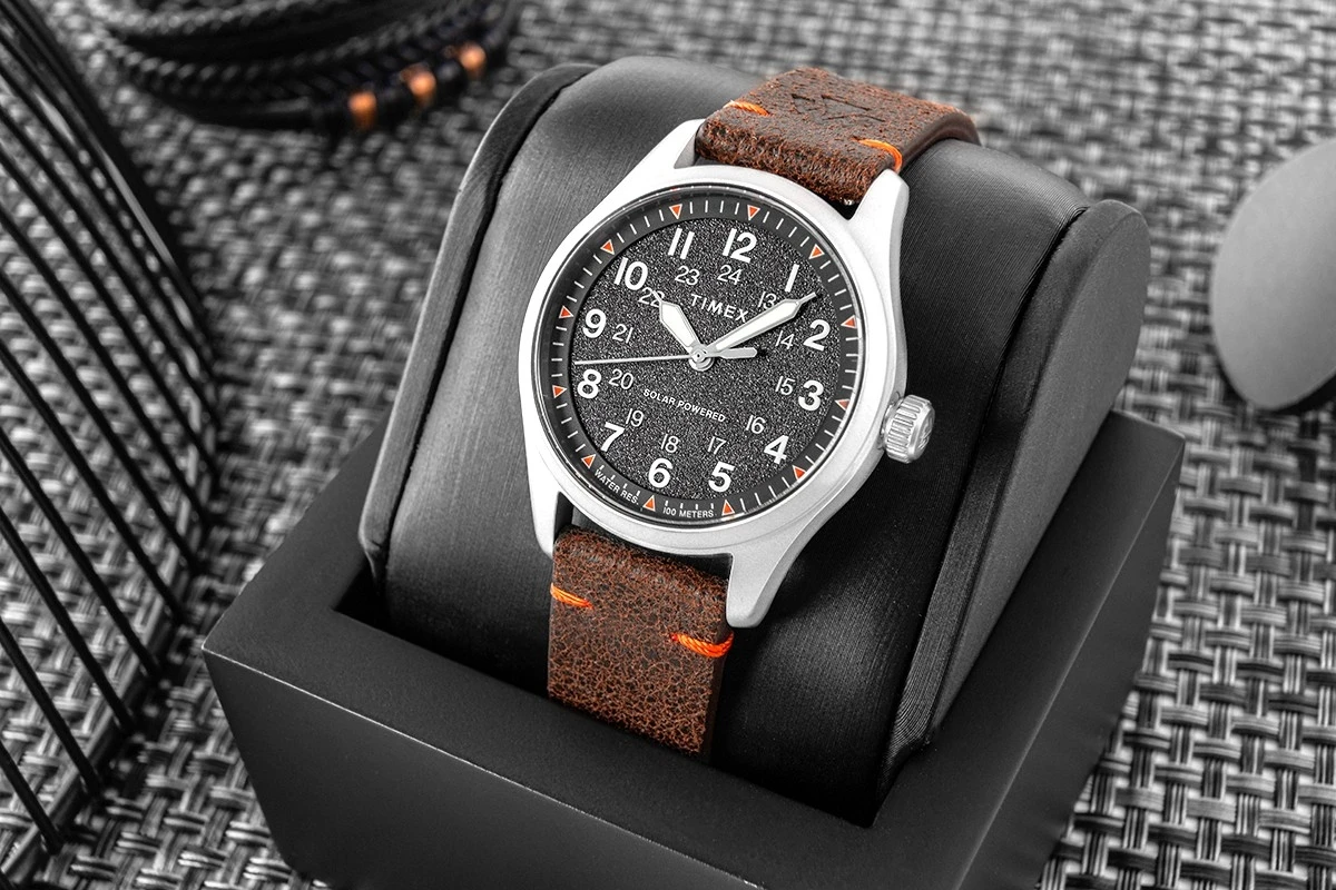 Zegarek męski Timex Expedition Field Solar TW2V64200 na pasku brązowym, czarna tarcza, WR100 - zdjęcie 5 Zegarek męski Timex Expedition Field Solar TW2V64200 na pasku brązowym, czarna tarcza, WR100 - zdjęcie 5