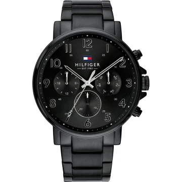 Zegarek męski marki Tommy Hilfiger na czarnej bransolecie. Srebrne wskazówki i indeksy na czarnej tarczy z chronografami i datownikiem. Koperta zegarka o średnicy 46 mm.