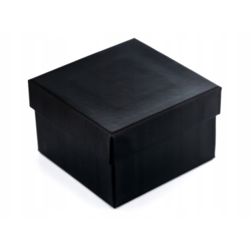 Czarne tekturowe pudełko prezentowe na zegarek. Wewnątrz pudełka znajduję się poduszka w kolorze czarnym.
