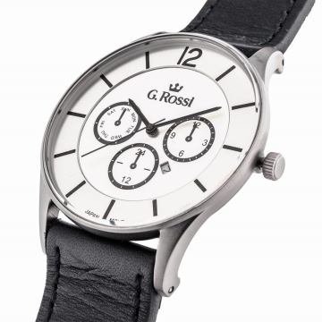 Zegarek męski G.Rossi na czarnym skórzanym pasku. Czarne wskazówki i indeksy na srebrnej tarczy z datownikiem. Koperta zegarka w rozmiarze 45 mm.
