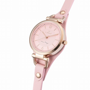 Elegancki zegarek damski z podkładką marki G.Rossi na różowym skórzanym pasku. Różowo-Złote wskazówki i indeksy na różowej tarczy z dwoma cyframi arabskimi. Różowo-Złota koperta zegarka o średnicy 32 mm.