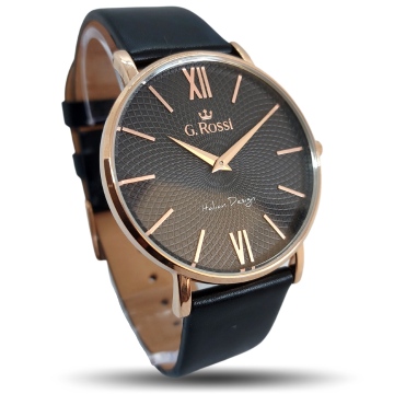 Zegarek damski G. Rossi ze złoto-różową kopertą na czarnym skórzanym pasku. Czarna, wzorzysta tarcza ze złoto-różowymi cyframi rzymskimi, indeksami i wskazówkami.