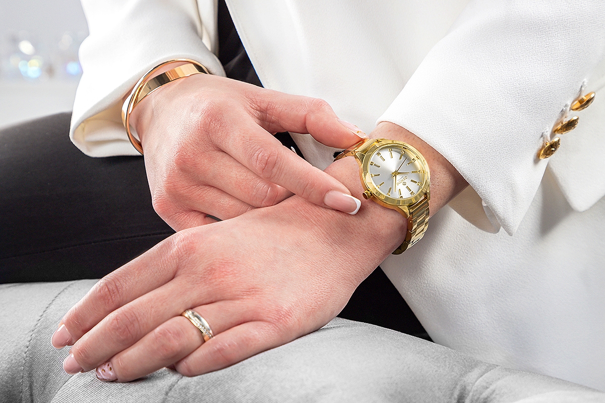 Zegarek damski Giewont Sapphire GW2720-B2 na bransolecie złotej, srebrna tarcza - zdjęcie 6 Zegarek damski Giewont Sapphire GW2720-B2 na bransolecie złotej, srebrna tarcza - zdjęcie 6