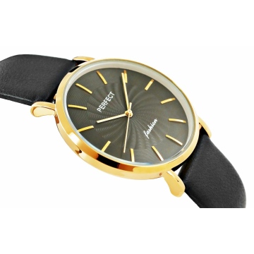 Zegarek damski marki Perfect na czarnym skórzanym pasku. Złote wskazówki i indeksy na czarnej, wzorzystej tarczy bez cyfr. Złota koperta zegarka w rozmiarze 36 mm.