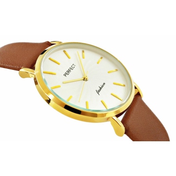 Zegarek damski marki Perfect na brązowym skórzanym pasku. Złote wskazówki i indeksy na białej, wzorzystej tarczy bez cyfr. Złota koperta zegarka w rozmiarze 36 mm.