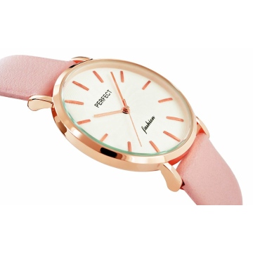 Zegarek damski marki Perfect na różowym skórzanym pasku. Różowo-złote wskazówki i indeksy na białej, wzorzystej tarczy bez cyfr. Różowo-złota koperta zegarka w rozmiarze 36 mm.