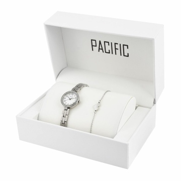Zegarek damski marki Pacific na srebrnej bransolecie sprzedawany w komplecie ze złotą bransoletką. Czarne wskazówki i indeksy na białej tarczy z cyframi arabskimi. Srebrna koperta zegarka zdobiona cyrkoniami w rozmiarze 24 mm.