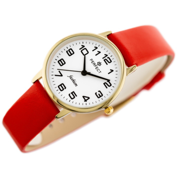 Zegarek damski marki Perfect na czerwonym skórzanym pasku. Czarne wskazówki i indeksy na białej tarczy z cyframi arabskimi. Złota koperta zegarka w rozmiarze 32 mm.