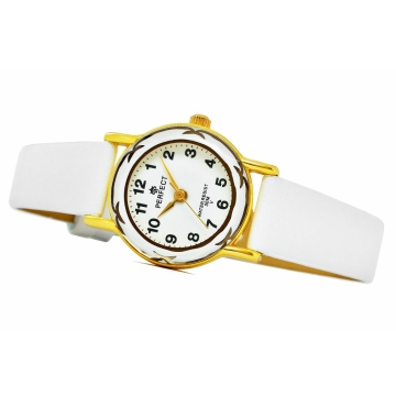 Zegarek prezentowy dla dziecka marki Perfect na Komunię Świętą. Zegarek na białym skórzanym pasku. Złote wskazówki, czarne indeksy na białej tarczy z cyframi arabskimi. Złota koperta (z motywem) w rozmiarze 23 mm.