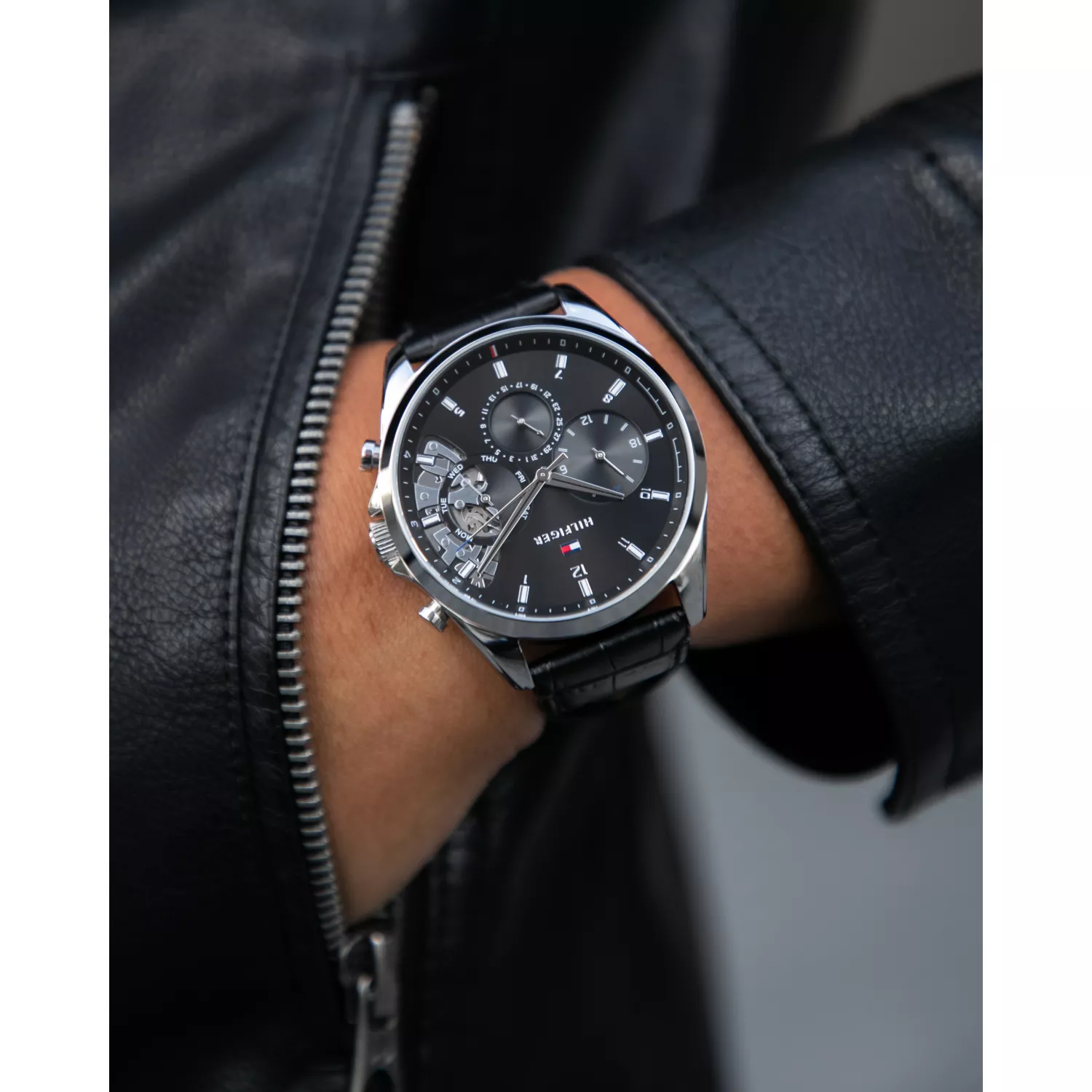 Zegarek męski Tommy Hilfiger BAKER 1710449 na pasku czarnym, czarna tarcza, WR50 - zdjęcie 4 Zegarek męski Tommy Hilfiger BAKER 1710449 na pasku czarnym, czarna tarcza, WR50 - zdjęcie 4