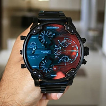 Stylowy zegarek Diesel Mr. Daddy 2.0 na czarnej bransolecie. Prezentuje niesamowicie szczegółową czarną tarczę i opalizujące szkiełko. Odważna czarna obudowa IP i bransoleta z pojedynczych ogniw dopełniają wyglądu.