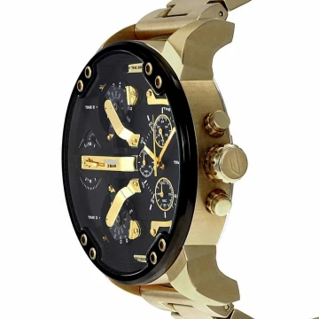 Zegarek męski marki Diesel na złotej bransolecie ze stali szlachetnej. Złote, fluorescencyjne wskazówki i białe indeksy na czarnej tarczy z chronografami i datownikiem. Złota koperta zegarka o średnicy 58 mm.