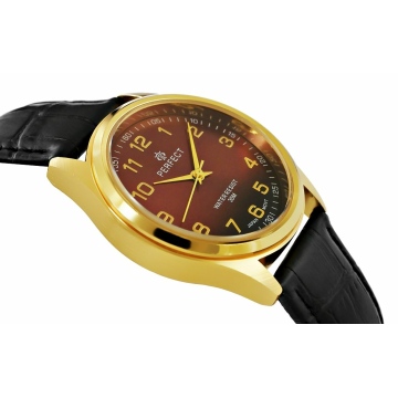 Zegarek męski marki Perfect na czarnym skórzanym pasku z czarną nitką. Złote wskazówki i indeksy na burgundowej, metalicznej tarczy z cyframi arabskimi. Złota koperta zegarka w rozmiarze 38 mm.