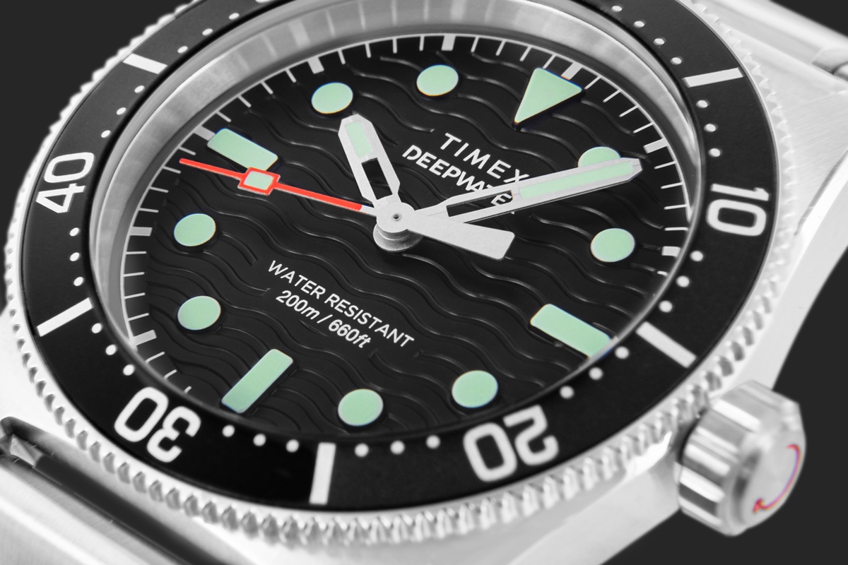 Zegarek męski TIMEX Deepwater Meridian 200 TW2W95200 na bransolecie srebrnej, czarna tarcza, WR200 - obrazek 4 Zegarek męski TIMEX Deepwater Meridian 200 TW2W95200 na bransolecie srebrnej, czarna tarcza, WR200 - obrazek 4