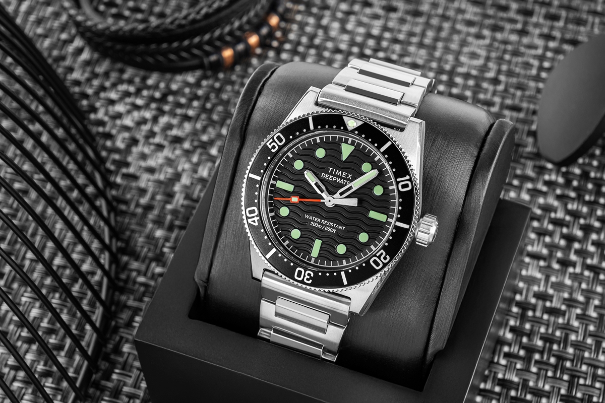 Zegarek męski TIMEX Deepwater Meridian 200 TW2W95200 na bransolecie srebrnej, czarna tarcza, WR200 - obrazek 5 Zegarek męski TIMEX Deepwater Meridian 200 TW2W95200 na bransolecie srebrnej, czarna tarcza, WR200 - obrazek 5