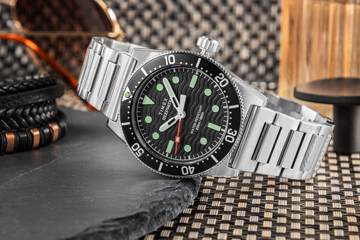 Zegarek męski TIMEX Deepwater Meridian 200 TW2W95200 na bransolecie srebrnej, czarna tarcza, WR200 - obrazek 6 Zegarek męski TIMEX Deepwater Meridian 200 TW2W95200 na bransolecie srebrnej, czarna tarcza, WR200 - obrazek 6