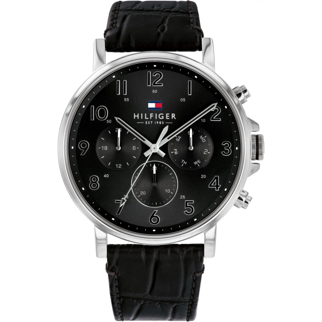 Oryginalny zegarek męski marki Tommy Hilfiger na czarnym skórzanym pasku. Srebrne wskazówki i indeksy na czarnej tarczy z chronografami czasu - 24h, dzień tygodnia i miesiąca. Cyfry arabskie z minutami na tarczy. Srebrna koperta zegarka o średnicy 44 mm.