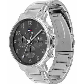 Oryginalny zegarek męski marki Tommy Hilfiger z tachometrem na srebrnej, stalowej bransolecie. Srebrne wskazówki i indeksy na tytanowej, analogowej tarczy z chronografami - 24h, dzień tygodnia i miesiąca. Srebrna koperta zegarka o średnicy 44 mm.