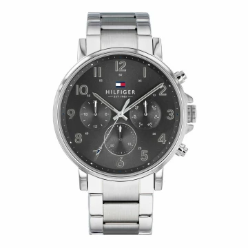 Oryginalny zegarek męski marki Tommy Hilfiger z tachometrem na srebrnej, stalowej bransolecie. Srebrne wskazówki i indeksy na tytanowej, analogowej tarczy z chronografami - 24h, dzień tygodnia i miesiąca. Srebrna koperta zegarka o średnicy 44 mm.