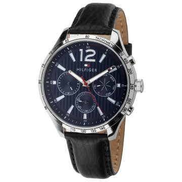 Oryginalny zegarek męski marki Tommy Hilfiger na czarnym, skórzanym pasku. Srebrne wskazówki, indeksy i czerwony sekundnik na niebieskiej, analogowej tarczy z chronografami - 24h, dzień tygodnia i miesiąca. Cyfra arabska 12 na tarczy. Srebrna koperta zegarka o średnicy 44 mm.