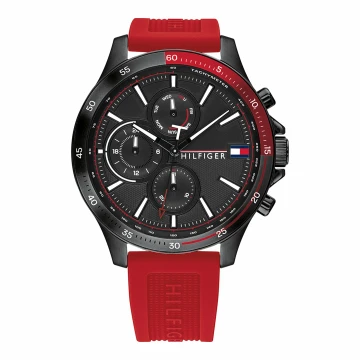 Oryginalny zegarek męski marki Tommy Hilfiger z tachometrem na czerwonym, silikonowym pasku. Czarno-białe, fluorescencyjne wskazówki, białe indeksy na czarnej, analogowej tarczy z chronografami - 24h, dzień tygodnia i miesiąca. Czarna koperta zegarka o średnicy 46 mm.