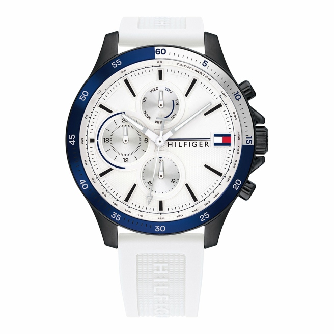 Oryginalny zegarek męski marki Tommy Hilfiger z tachometrem na białym, silikonowym pasku. Biało-szare, fluorescencyjne wskazówki, indeksy na białej, analogowej tarczy z chronografami - 24h, dzień tygodnia i miesiąca. Czarna koperta zegarka o średnicy 46 mm.
