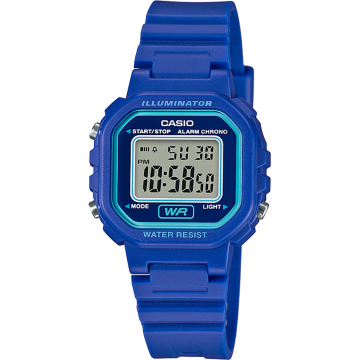 Zegarek damski marki Casio na niebieskim pasku. Cyfrowy wyświetlacz z rozbudowanym datownikiem, stoperem i alarmem. Niebieska koperta zegarka w rozmiarze 30x35 mm.