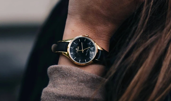 Zegarek damski na czarnym skórzanym pasku