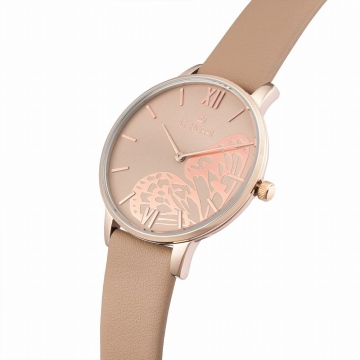 Zegarek damski marki G. Rossi na skórzanym, beżowym pasku. Różowo-złote wskazówki i indeksy (cyfry rzymskie) na beżowej tarczy z motywem (skrzydełko motyla). Koperta zegarka w kolorze różowego złota w rozmiarze 38 mm.