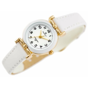 Zegarek prezentowy dla dziecka marki Perfect na Komunię Świętą. Zegarek na białym skórzanym pasku. Złote wskazówki, czarne indeksy na białej tarczy z cyframi arabskimi. Biało-złota koperta zegarka w rozmiarze 25 mm.