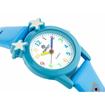 Zegarek dziecięcy marki Perfect na błękitnym/niebieskim pasku. Kolorowe wskazówki i indeksy na białej tarczy z kolorowymi arabskimi cyframi. Błękitna koperta w rozmiarze 22 mm z dwiema gwiazdkami.