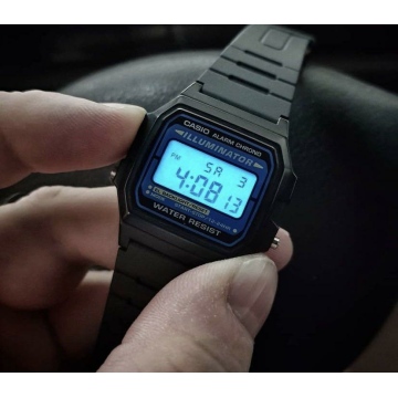 Cyfrowy zegarek męski marki Casio na czarnym pasku z tworzywa sztucznego (poliwęglanu). Czarno-niebieska tarcza, cyfrowy wyświetlacz z podświetleniem. Koperta zegarka w rozmiarze 34x36 mm.