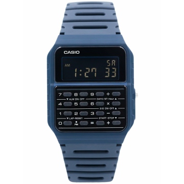 Zegarek męski marki Casio na niebieskim pasku z tworzywa sztucznego (poliwęglanu). Czarna tarcza z kalkulatorem i cyfrowym wyświetlaczem z wbudowanymi funkcjami: stoperem, alarmem, budzikiem, inteligentną datą i możliwością ustawienia dwóch czasów.