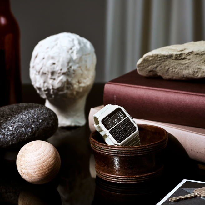 Zegarek męski marki Casio na białym pasku z tworzywa sztucznego (poliwęglanu). Czarna tarcza z kalkulatorem i cyfrowym wyświetlaczem z wbudowanymi funkcjami: stoperem, alarmem, budzikiem, inteligentną datą i dwoma czasami.