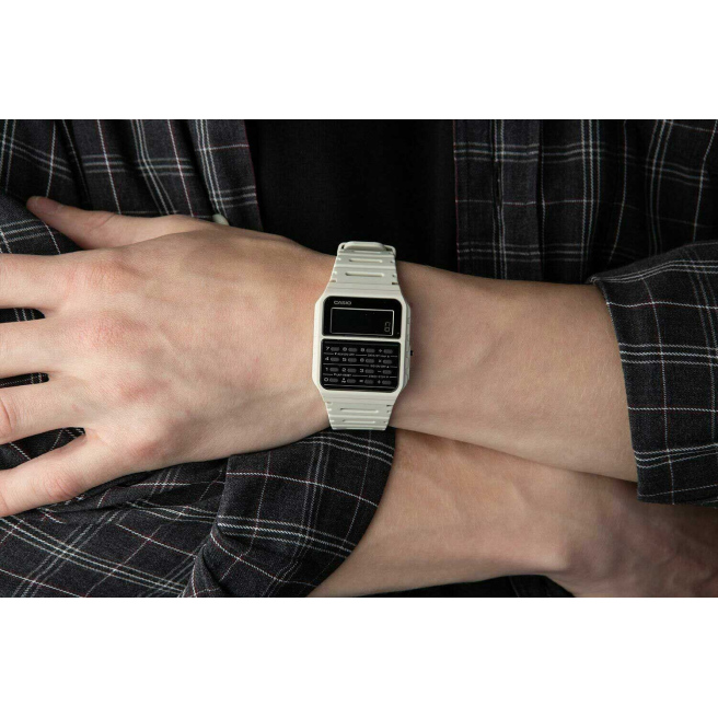 Zegarek męski marki Casio na białym pasku z tworzywa sztucznego (poliwęglanu). Czarna tarcza z kalkulatorem i cyfrowym wyświetlaczem z wbudowanymi funkcjami: stoperem, alarmem, budzikiem, inteligentną datą i dwoma czasami.